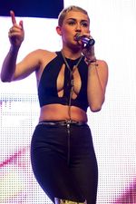 Penampilan Super Seksi Miley Cyrus