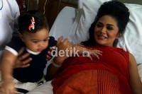 Amora tampak menggemaskan saat mengganggu KD menjalani pemeriksaan kehamilannya.