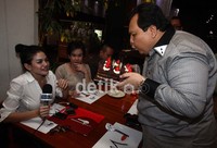 Bintang film 'Nenek Gayung' itu terlihat menggelar acara makan-makan bersama pihak pengacaranya Minola Sebayang dan para pewarta.