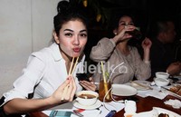 Rona bahagia terpancar dari wajah Nikita.