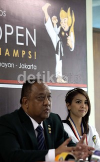 Ketua umum Pengurus Besar Taekwondo Indonesia, Lejen TNI Marciano Norman memberikan keterangan pers bersama Tya usai membuka acara.