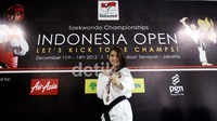 Tak lupa Tya pun berpose dengan gaya Taekwondonya.