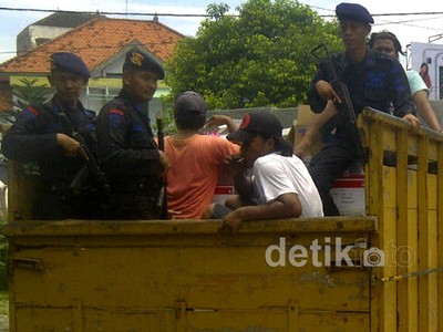 Brimob Kawal Distribusi Logistik Pilkada Bangkalan