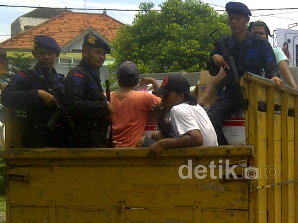 Brimob Kawal Distribusi Logistik Pilkada Bangkalan