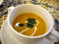 Inilah Sweet Potato Soup with Coconut Milk and Ginger yang dibuat oleh Chef Olson di hadapan para undangan.