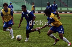 Mereka serius berlatih. Pemain dibagi ke dalam dua tim untuk menjalani gim internal.