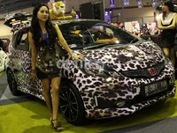 Kendaraan hatchback yang sempat membuat penasaran orang Jakarta ini ternyata hanya dibaluti stiker, dan bukan cat asli.