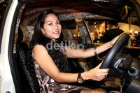 Interior mobil juga dimodifikasi dengan corak macan.