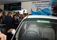 SBY mendapatkan penjelasan dari Bagus Setiawan (kanan) selaku Ketua Tim Implementasi Kendaraan Listrik - PLN mengenai EVINA (Electric Vehicle Indonesia) Mobil Listrik yang tengah dikembangkan oleh PLN. Agus Trimukti/Humas PLN.