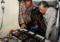 Menristek Gusti Muhammad Hatta melihat mesin EVINA. Agus Trimukti/Humas PLN.