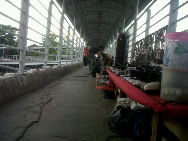 Waduh! Jembatan Halte TransJ Juga Sudah Jadi Markas Pedagang