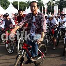 Trik Jokowi Hadapi Nopol Ganjil Genap: Tambah Bus Hingga SMS Teman