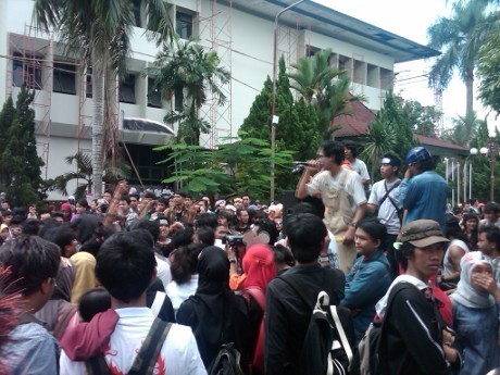 Geruduk Rektorat, Ribuan Mahasiswa Unsoed Protes Mahalnya Biaya Kuliah
