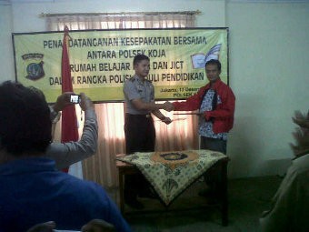 20 Polisi Jadi Guru untuk Anak Jalanan di Rumah Belajar Koja