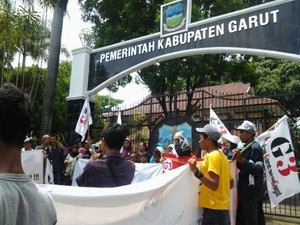 Aceng Belum Mundur, Ratusan Warga Garut Kembali Turun Jalan