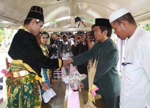 Diarak Kereta, 12 Pasangan Nikah Pukul 12.12.12 di Bantul