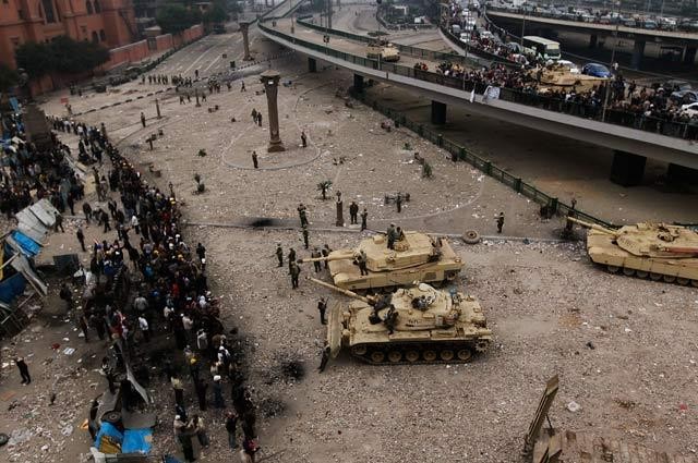 Pria Bertopeng Serang Demonstran Pendukung Oposisi di Mesir