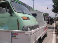     Bodi mobil pikap ini dapat mengangkut sebagian badan mobil pikap lainnya. Foto ini diambil di jalan Imogiri Timur Pleret Bantul DIY. (Foto: Ajib Purnawan)