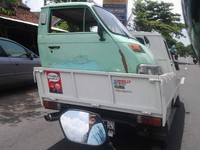 Saling tolong menolong antar mobil pikap. Foto ini diambil di jalan Imogiri Timur Pleret Bantul DIY. (Foto: Ajib Purnawan)