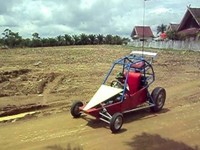     Mobil terkecil ini hasil buatan sendiri, dengan menggunakan mesin motor Honda 110 cc. (Foto: Imaldi)