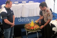 Potong nasi tumpeng sebagai tanda pembukaan flagship store. Motor-motor Triumph dijual mulai Rp 240 juta sampai Rp 445 juta. Aditya Maulana/detikOto.