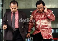 Mantan Dirjen Kemenpora Toto Cholik Mutohir (kanan) didampingi pengacaranya keluar dari gedung KPK setelah diperiksa menjadi saksi dalam kasus Hambalang. Ramses/detikFoto.