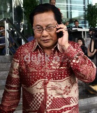 Mantan Dirjen Kemenpora Toto Cholik Mutohir berjalan meninggalkan gedung KPK, Jakarta. Ramses/detikFoto.