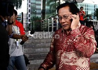 Mantan Dirjen Kemenpora Toto Cholik Mutohir tidak memberikan jawaban saat ditanya oleh wartawan. Ramses/detikFoto.