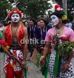 12 Pengantin Nikah Bareng di 12-12-12