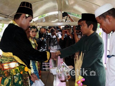 12 Pengantin Nikah Bareng di 12-12-12