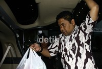 Dalam pemeriksaannya, Teddy Rusmawan memberikan bukti kuitansi ke KPK. Ramses/detikFoto.