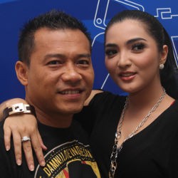 12-12-12, Anang Berikan Setangkai Mawar pada Ashanty