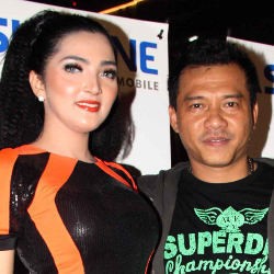 Jenguk KD, Anang & Ashanty Bawakan Kado Spesial