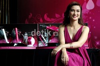 Senyuman manis Atiqah Hasiholan.