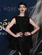 Anne Hathaway Bergaya Gothic
