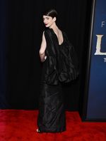 Anne Hathaway Bergaya Gothic