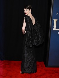 Detail bagian belakang gaun Anne Hathaway. Larry Busacca/Getty Images.