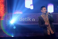 Rio selalu tampil penuh penghayatan saat bernyanyi di atas panggung.