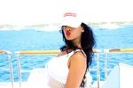 Asyiknya Rihanna Liburan di Laut Mediterania