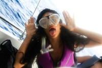 Penyanyi yang dikabarkan balikan dengan Chris Brown itu berpose sebelum snorkeling. (dok. Facebook)