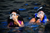 Saat snorkeling, Rihanna tetap tampil maksmial dengan make-up dan antingnya. (dok. Facebook)