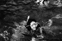 Rihanna berenang-renang di laut. (dok. Facebook)