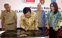 Sri Sultan juga menandatangani prasasti didampingi Presiden Direktur PT Sari Husada Boris Bourdin (dua dari kanan). (dok. Sari Husada)
