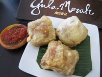 Ada 65 menu makanan dan 30 macam minuman yang ditawarkan. Mulai dari appetizer, main course hingga dessert. Sebagai pembuka ada tahu kipas (Rp. 23.500), tahu goreng isi sayuran berkulit renyah.
