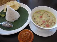 Kalau ingin yang berkuah bisa pilih nasi soto Betawi (Rp.29.000) yang gurih sedap.