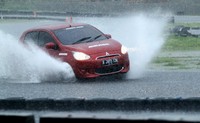 Masuoka melibas genangan di sirkuit Speed City Bali.