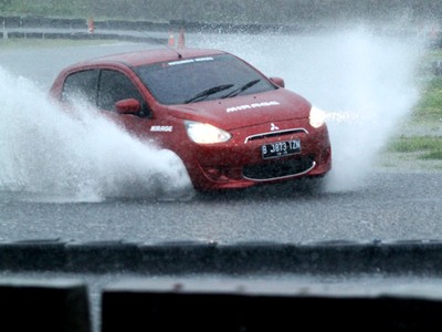 Ketika Mitsubishi Mirage Disiksa Seorang Pereli