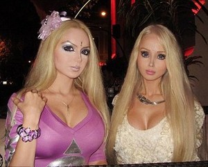 2 Wanita Ubah Diri Mirip Barbie Siap Taklukkan Amerika