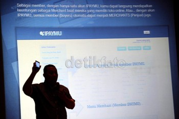 Berbagai produk layanan transaksi online ditawarkan IPAYMU seperti E-Wallet, transfer uang, alat pembayaran secara online dengan kartu debit, kartu kredit, serta penarikan dan pengiriman uang.