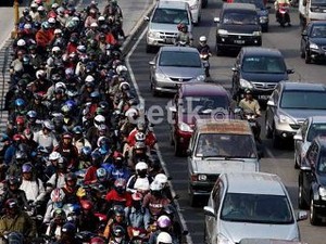 Penjualan Mobil Takkan Turun Jika Angkutan Umum Diperbaiki